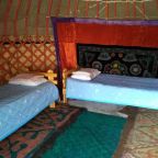 Трехместный (Трехместный номер с общей ванной комнатой), Karakol Yurt Lodge