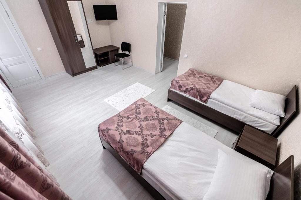 Двухместный (Двухместный номер с 2 отдельными кроватями и душем) отеля MIXX HOTEL, Каракол (Иссык-Кульская область)