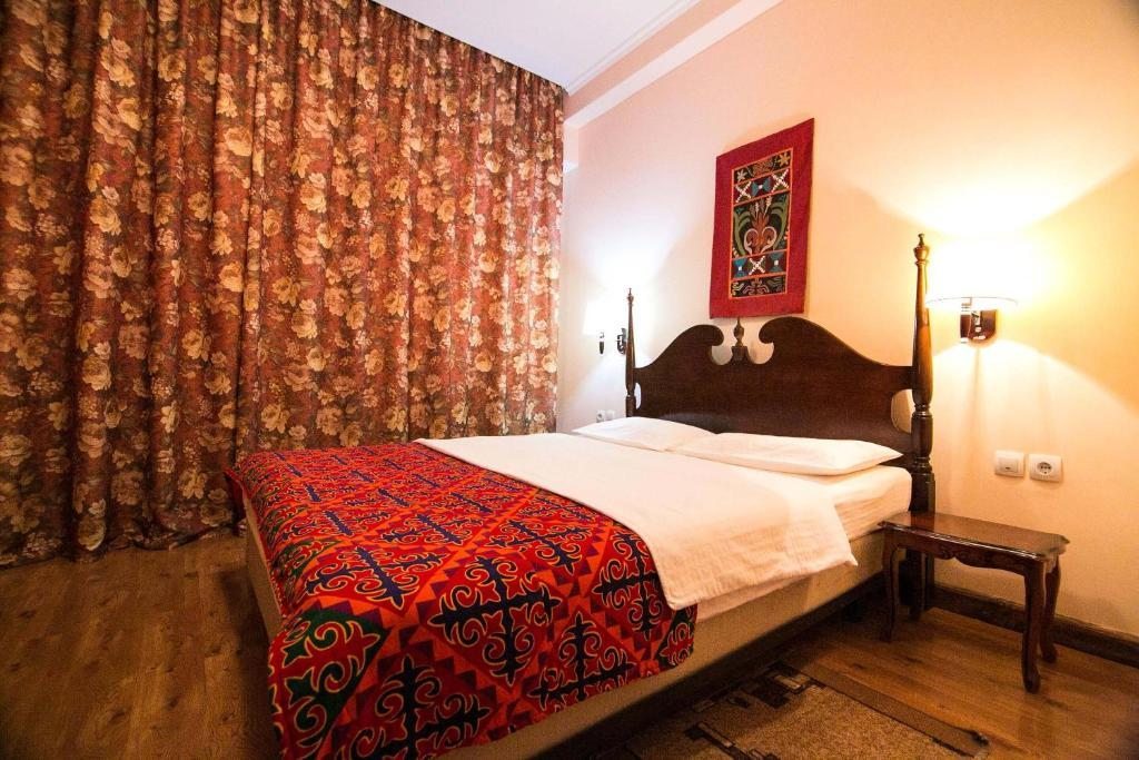Двухместный (Двухместный номер с 2 двуспальными кроватями) гостевого дома Tagaytay Karakol Hotel, Каракол (Иссык-Кульская область)