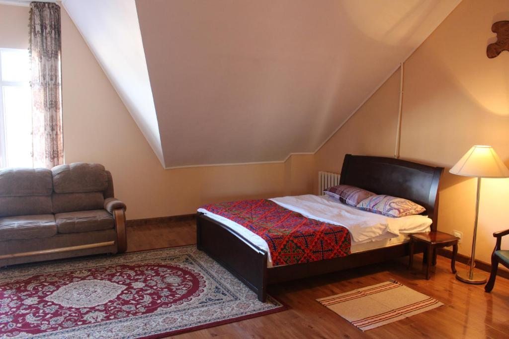Двухместный (Большой двухместный номер с 1 кроватью) гостевого дома Tagaytay Karakol Hotel, Каракол (Иссык-Кульская область)