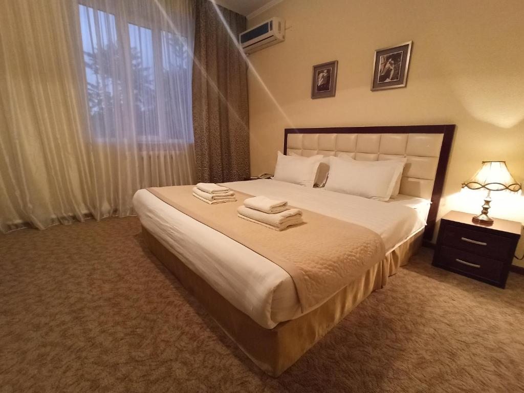 Двухместный (Улучшенный двухместный номер с 1 кроватью) отеля Silk Way Boutique Hotel, Ош