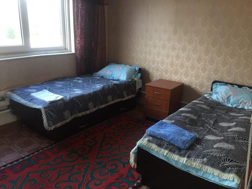 Двухместный (Бюджетный двухместный номер с 2 отдельными кроватями) гостевого дома Center guesthouse, Кочкор