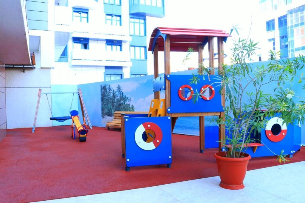 Детская игровая площадка, Отель Мишель