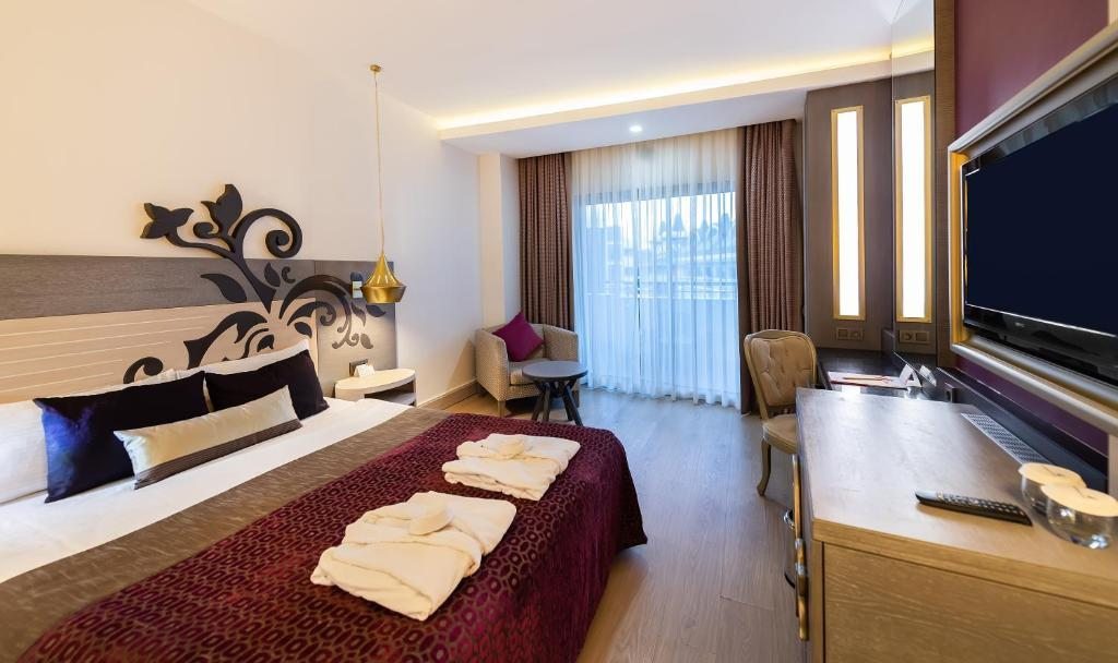 Трехместный (Standard Double Room with Side Sea View) отеля Kirman Belazur Resort&Spa, Белек