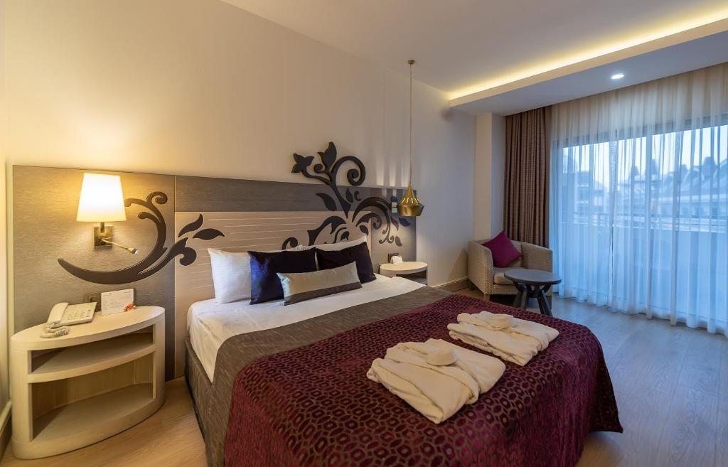 Трехместный (Стандартный двухместный номер с 1 кроватью и видом на море) отеля Kirman Belazur Resort&Spa, Белек
