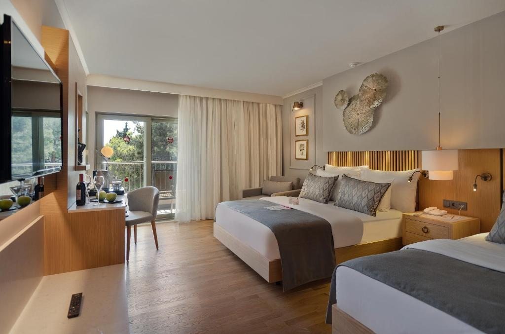 Трехместный (Улучшенный семейный номер, в числе удобств балкон с гидромассажной ванной) отеля Barut Hemera - Ultra All Inclusive, Сиде