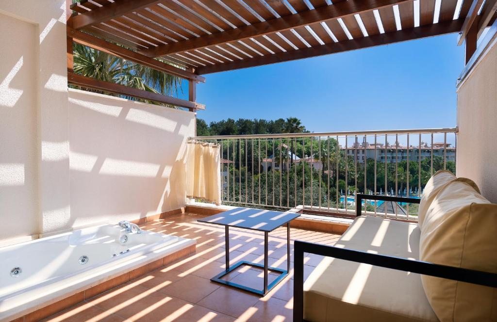 Трехместный (Улучшенный трехместный номер, в числе удобств балкон с гидромассажной ванной) отеля Barut Hemera - Ultra All Inclusive, Сиде