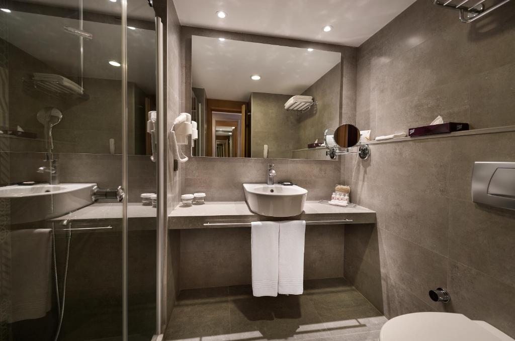 Трехместный (Трехместный номер Делюкс, в числе удобств балкон с гидромассажной ванной) отеля Barut Hemera - Ultra All Inclusive, Сиде