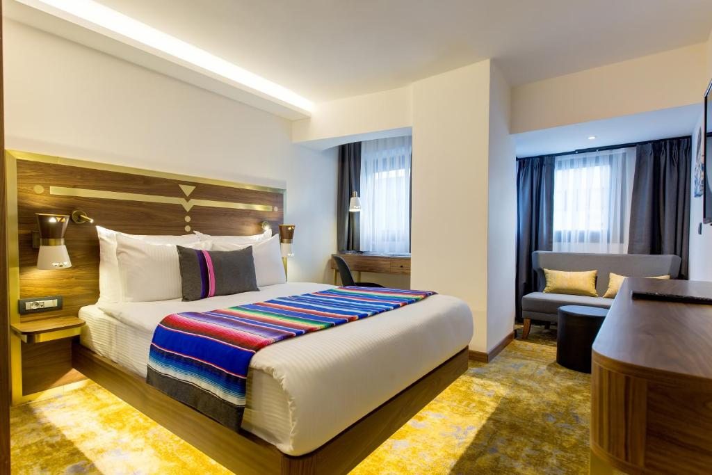 Двухместный (Улучшенный номер с кроватью размера «king-size») отеля Hay Hotel Alsancak, Измир