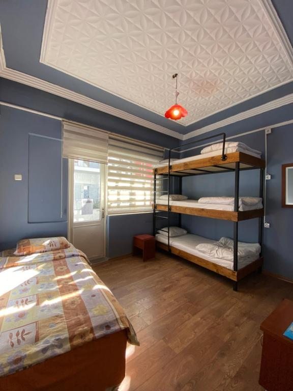 Номер (Кровать в общем 4-местном номере для мужчин и женщин) хостела Gold Coast Hostel, Анталия
