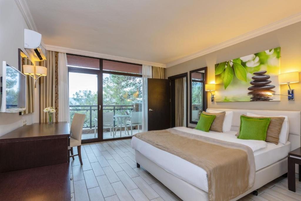 Сьюит (Улучшенный люкс с видом на сад) отеля Marmaris Bay Resort, Мармарис