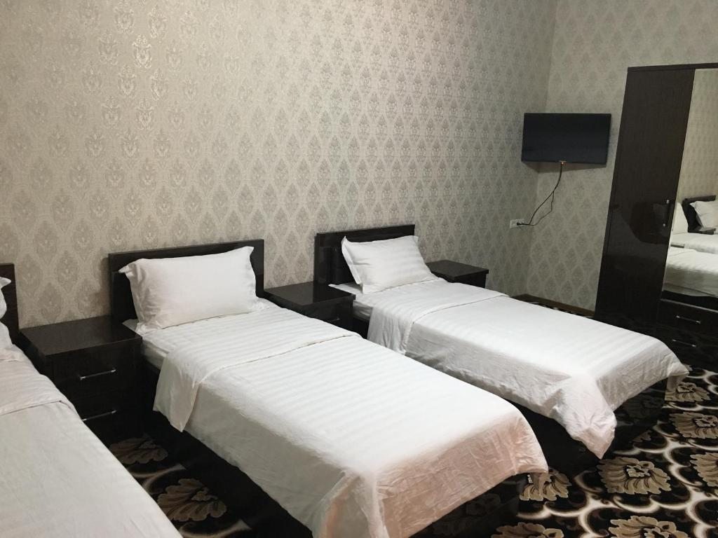 Трехместный (Трехместный номер с ванной) отеля Hotel Shahram Plus Sh, Самарканд