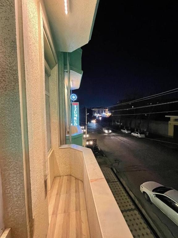 Трехместный (Трехместный номер с балконом) отеля IZUMRUD PALACE, Самарканд