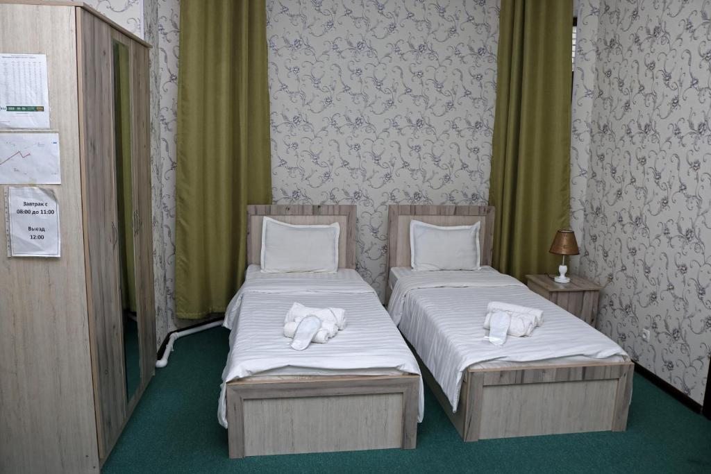 Двухместный (Улучшенный двухместный номер с 2 отдельными кроватями) отеля Chinor Garden Hotel (Free airport transfers and more), Ташкент