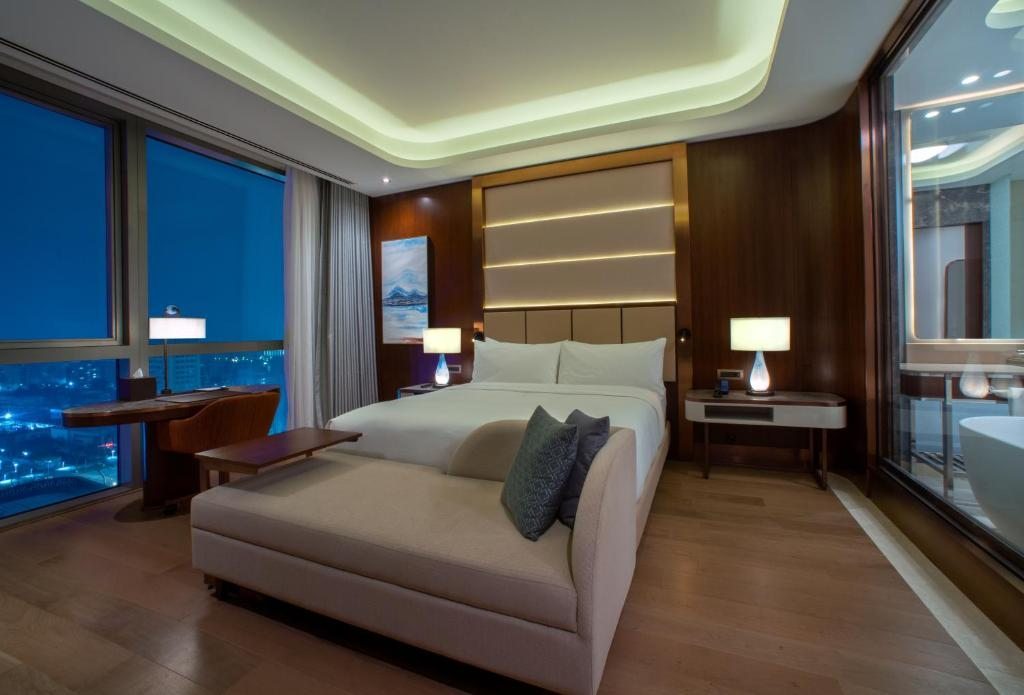 Двухместный (Представительский номер с кроватью размера «king-size» и правом посещения представительского лаунджа) отеля Hilton Tashkent City, Ташкент