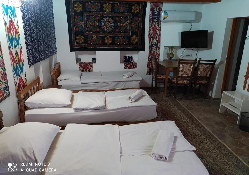 Трехместный (Трехместный номер с собственной ванной комнатой) отеля HALAL hotel Mekhtar Ambar, Бухара