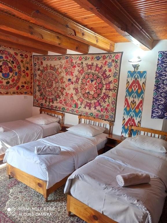 Четырехместный (Четырехместный номер с собственной ванной комнатой) отеля HALAL hotel Mekhtar Ambar, Бухара