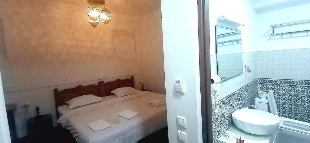Двухместный (Двухместный номер Делюкс с 1 кроватью (для 2 взрослых и 1 ребенка)) отеля Hotel Ansi boutique, Бухара