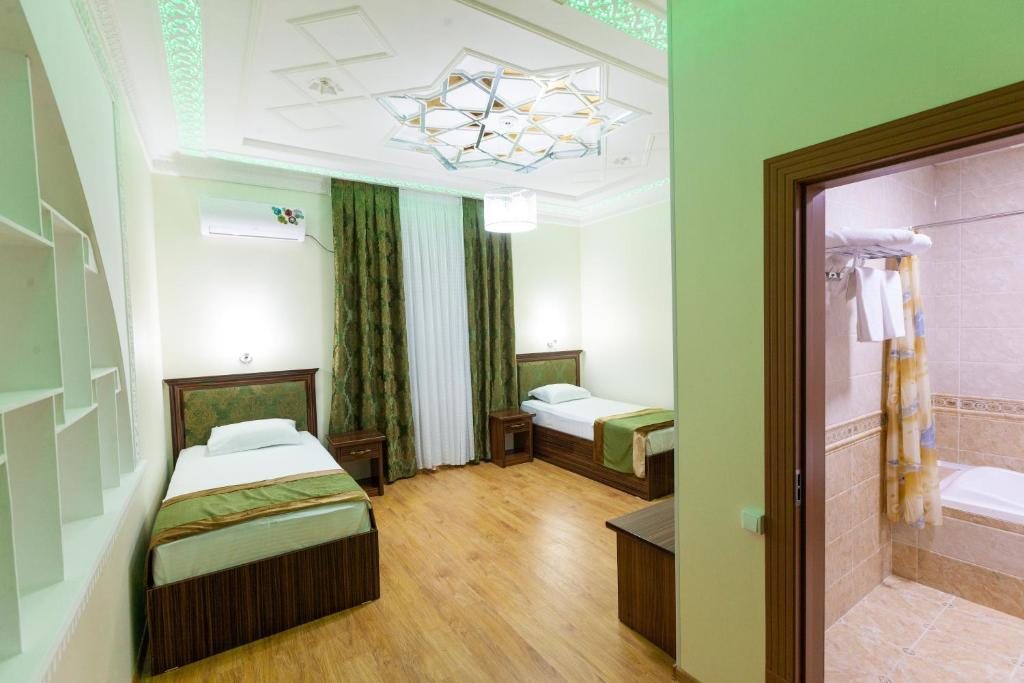 Двухместный (Двухместный номер с 2 отдельными кроватями и окном) отеля Hotel Rayhon, Бухара