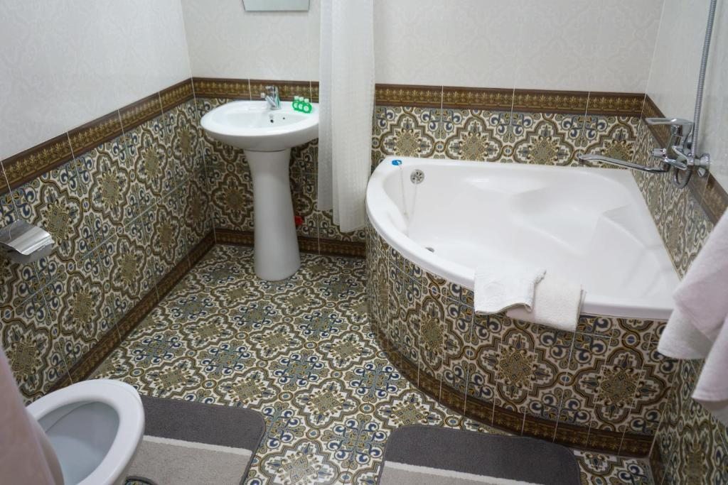 Трехместный (Трехместный номер с собственной ванной комнатой) отеля Little Bukhara, Бухара