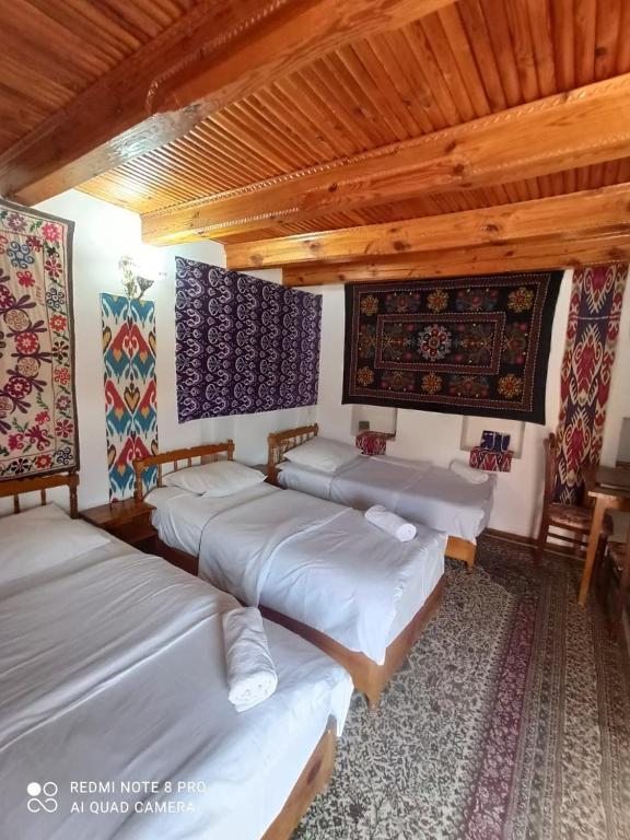 Трехместный (Трехместный номер с собственной ванной комнатой) отеля MEKHTAR AMBAR Caravan Sarai XIX, Бухара