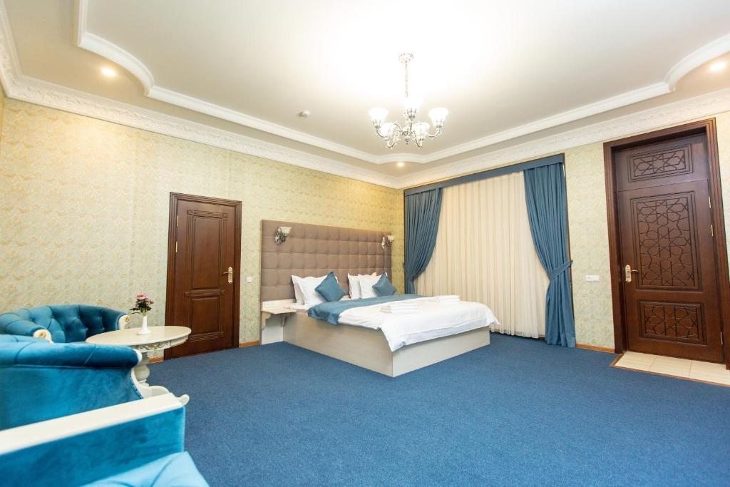 Двухместный (Двухместный номер Делюкс с 1 кроватью и дополнительной кроватью) отеля Mirzo Boutique Hotel, Ташкент