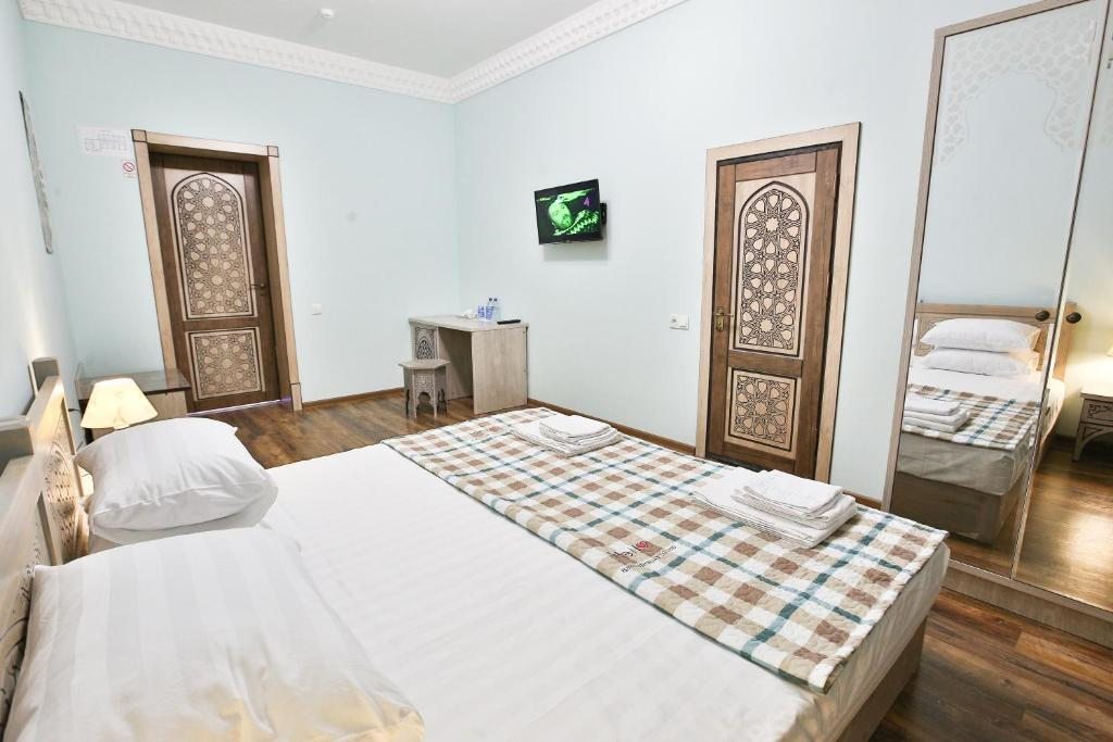 Двухместный (Двухместный номер с 2 отдельными кроватями и собственной ванной комнатой) отеля sim sim bukhara, Бухара