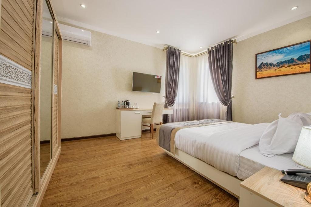 Двухместный (Стандартный номер с кроватью размера «king-size») отеля SATO HOTEL, Ташкент