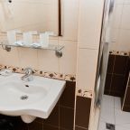 Трёхместный и более, Отель Лотос