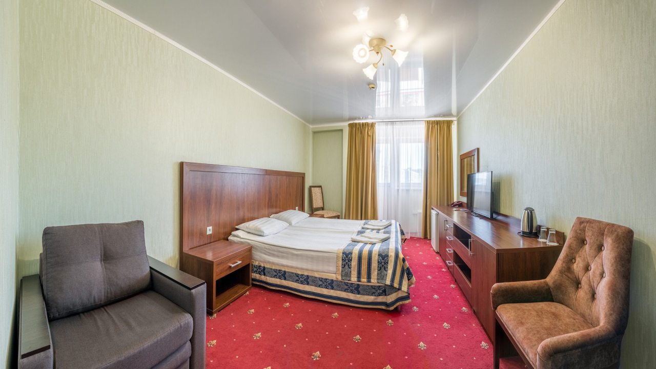 Полулюкс (Полулюкс), Гостиница Red Hotel