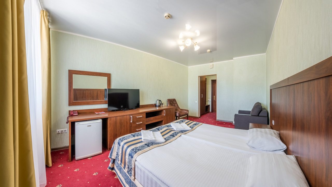 Полулюкс (Полулюкс), Гостиница Red Hotel
