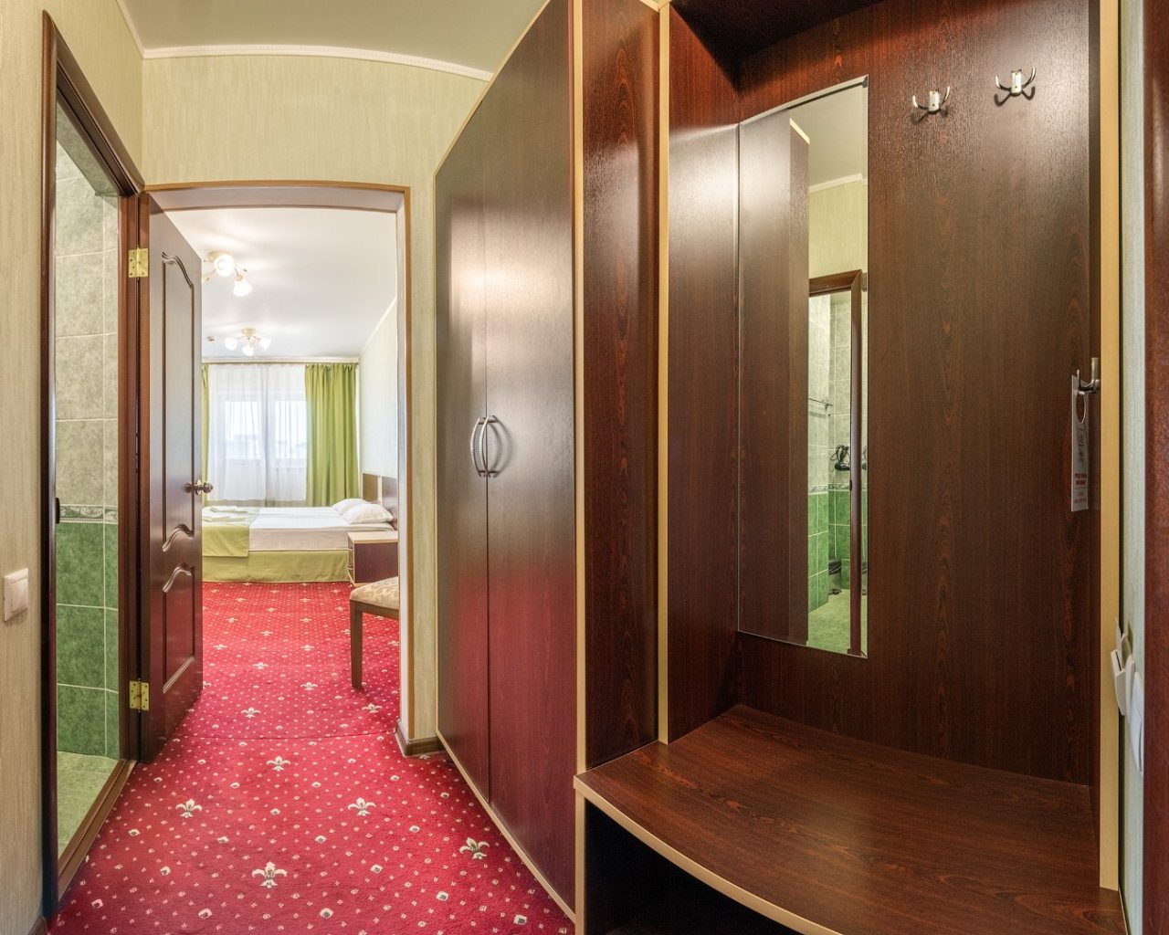 Полулюкс (Полулюкс), Гостиница Red Hotel