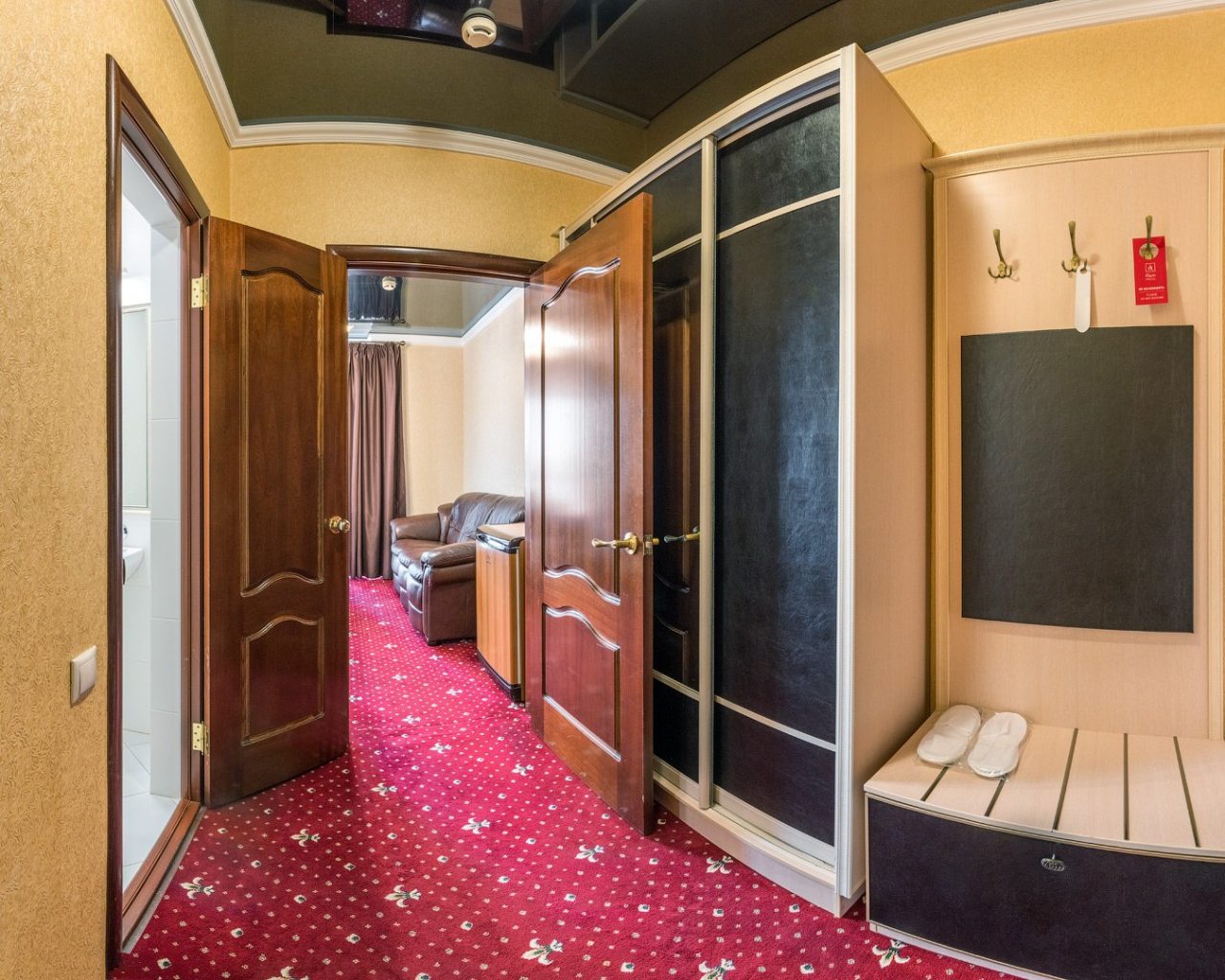 Люкс, Гостиница Red Hotel