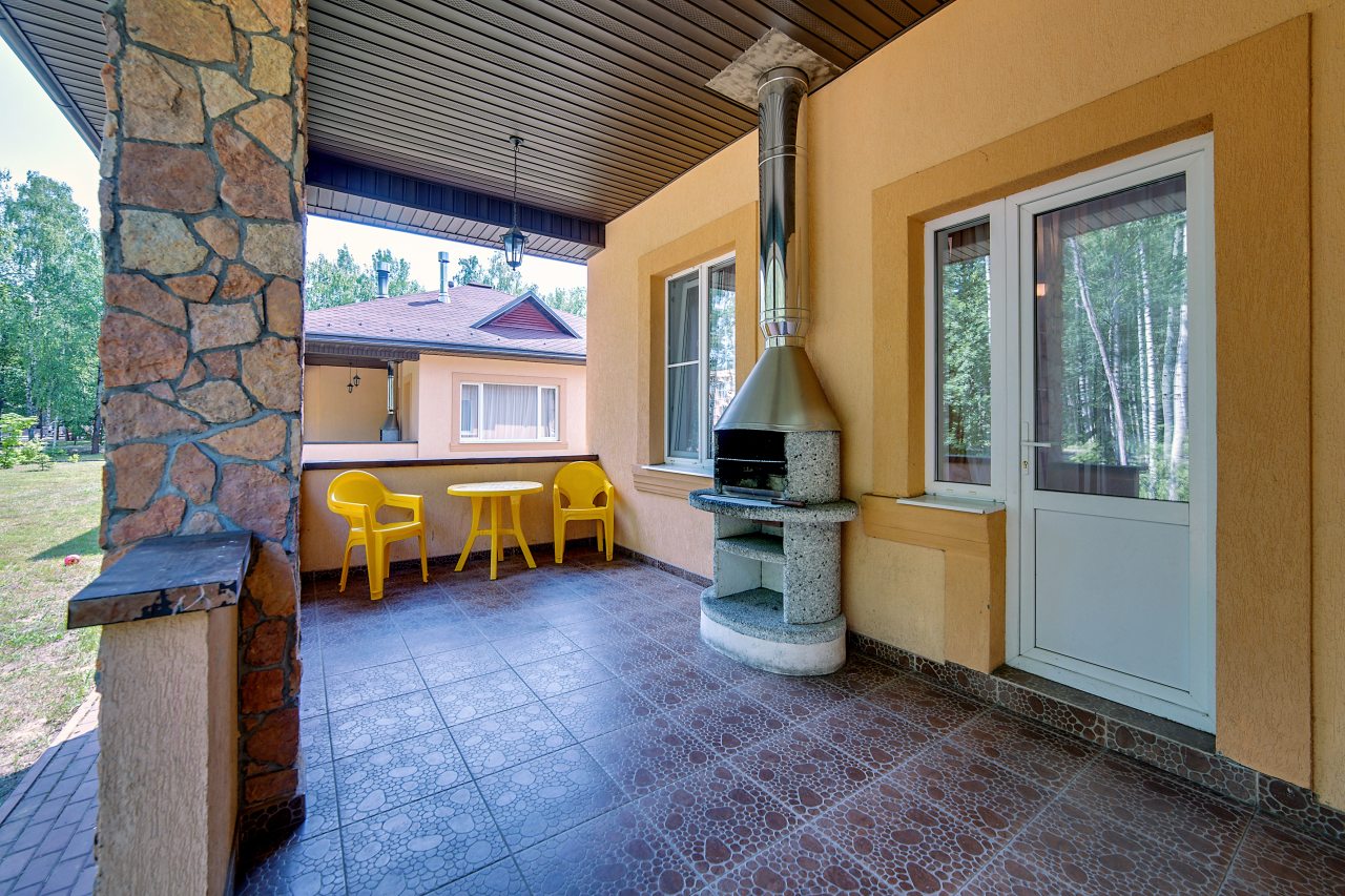 Одноэтажный коттедж с мангальной зоной на террасе