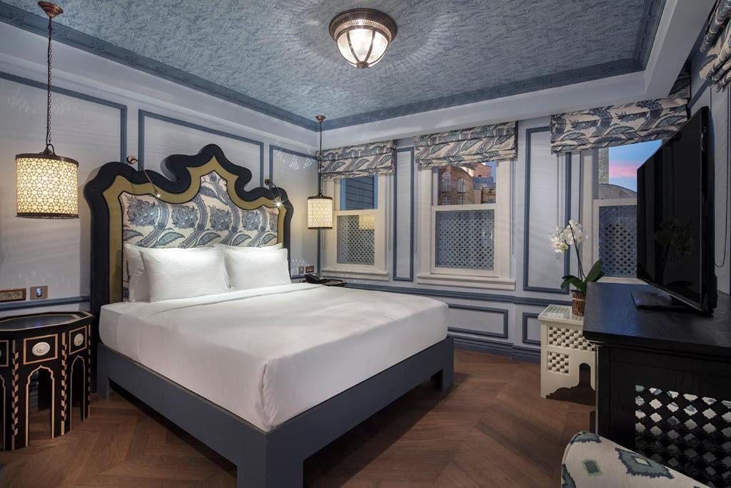 Трехместный (Улучшенный номер с кроватью размера «king-size») отеля Hagia Sofia Mansions Istanbul, Curio Collection by Hilton, Стамбул