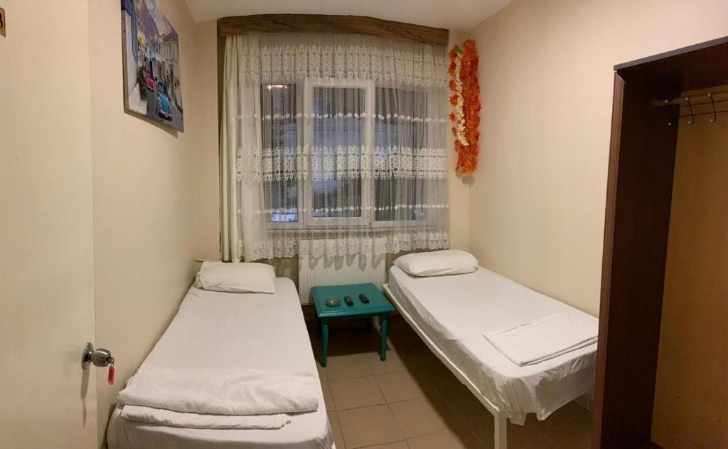 Двухместный (Стандартный двухместный номер с 1 кроватью и общей ванной комнатой) хостела Hayat Apart Otel, Стамбул