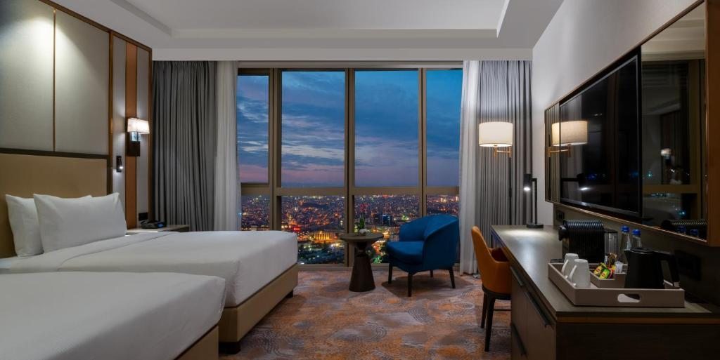 Трехместный (Номер Делюкс с 2 двуспальными кроватями) отеля Hilton Mall Of Istanbul, Стамбул
