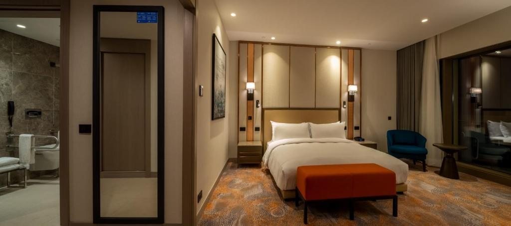 Трехместный (Номер с кроватью размера «king-size» и террасой — Подходит для гостей с ограниченными физическими возможностями) отеля Hilton Mall Of Istanbul, Стамбул