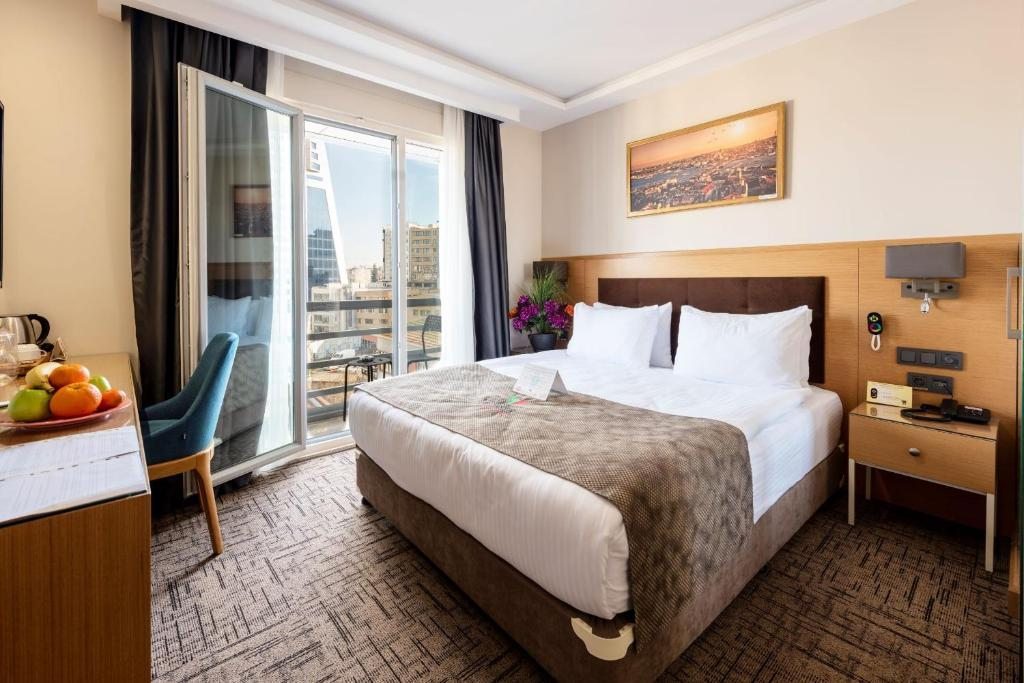 Двухместный (Стандартный двухместный номер с 1 кроватью или 2 отдельными кроватями и балконом) отеля Hotel Boursier 2 & Spa, Стамбул