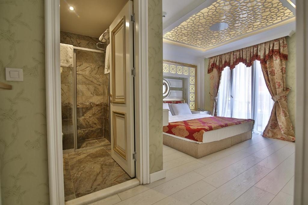 Двухместный (Номер с кроватью размера «queen-size» и балконом) отеля Hotel Queens Land, Стамбул