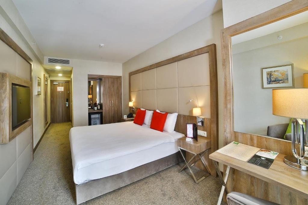 Двухместный (Улучшенный двухместный номер с 1 кроватью) отеля ibis Styles Istanbul Bomonti, Стамбул