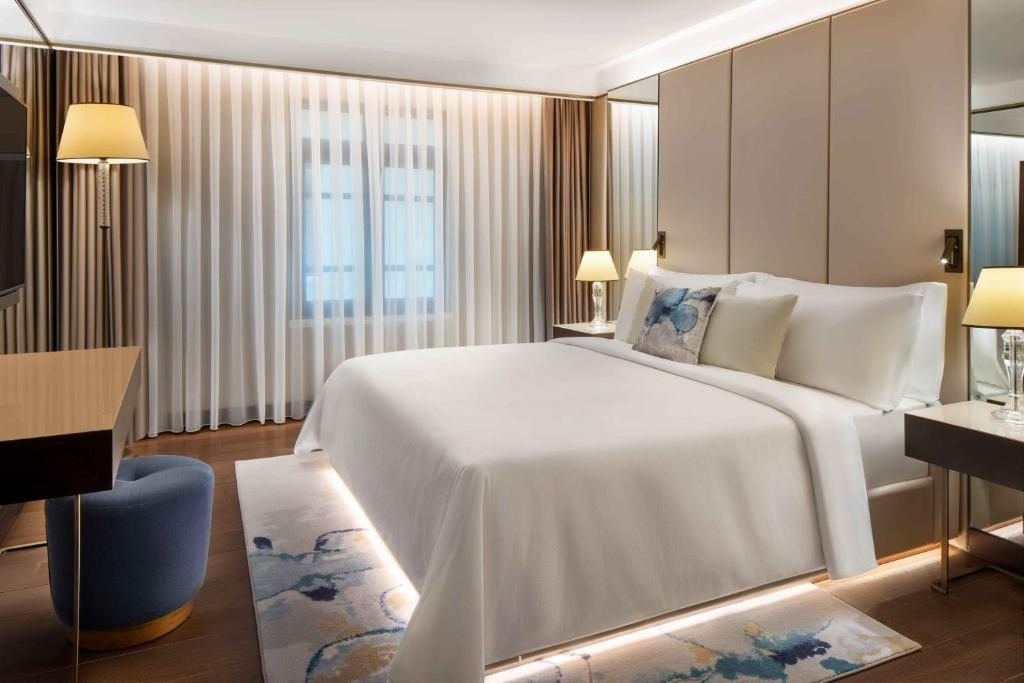 Двухместный (Номер Делюкс с кроватью размера «king-size») отеля JW Marriott Istanbul Bosphorus, Стамбул