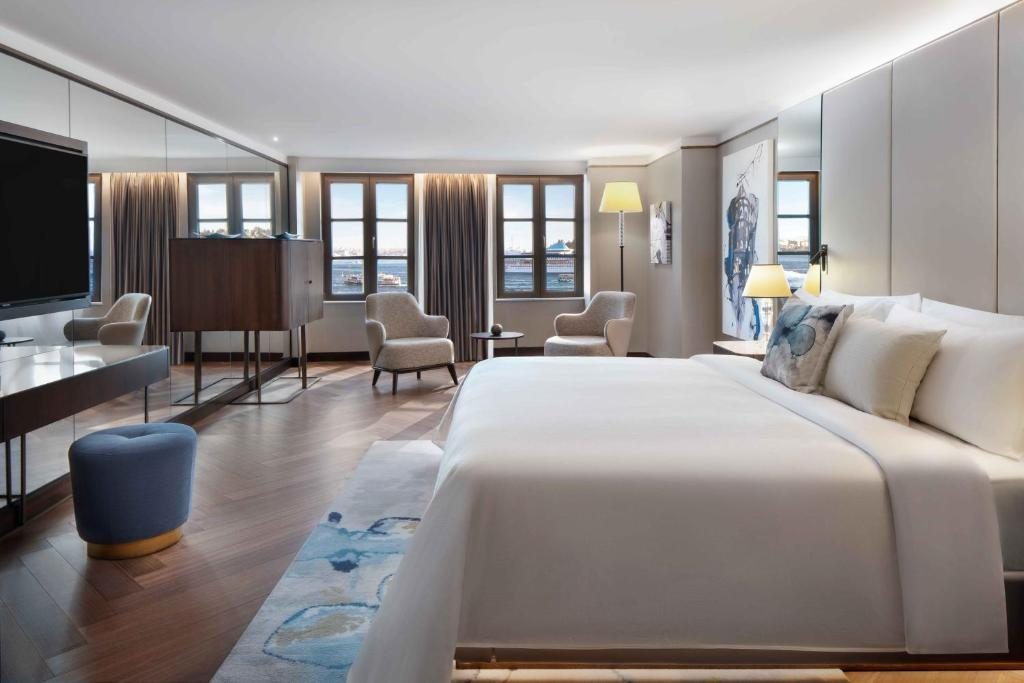 Двухместный (Представительский номер с кроватью размера «king-size», вид на Босфор) отеля JW Marriott Istanbul Bosphorus, Стамбул