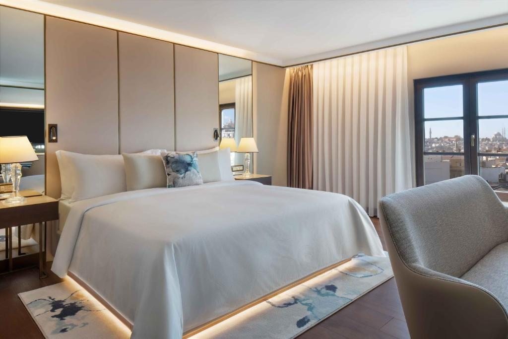 Двухместный (Представительский номер с кроватью размера «king-size» и частичным видом на Босфор) отеля JW Marriott Istanbul Bosphorus, Стамбул