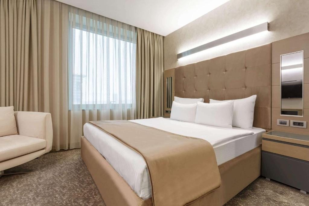 Двухместный (Номер Делюкс с кроватью размера «king-size» - Подходит для гостей с ограниченными физическими возможностями) отеля La Quinta by Wyndham Istanbul Gunesli, Стамбул