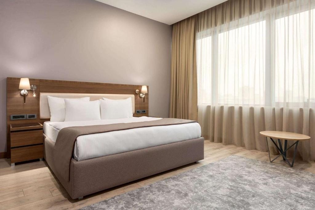 Двухместный (Улучшенный номер с кроватью размера «king-size») отеля La Quinta by Wyndham Istanbul Gunesli, Стамбул