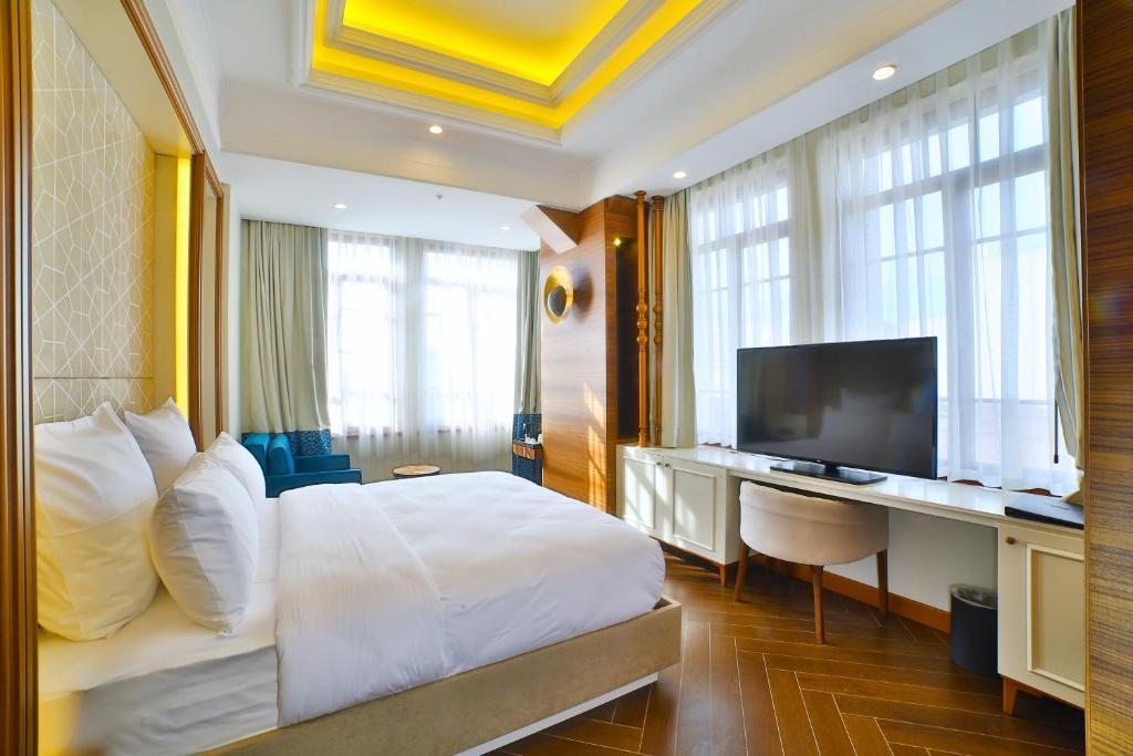Трехместный (Улучшенный номер с 1 двуспальной кроватью или 2 односпальными кроватями и диваном) отеля Mercure Istanbul Sirkeci, Стамбул