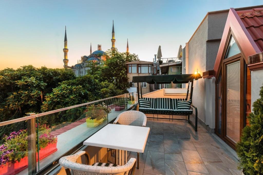 Двухместный (Двухместный номер Делюкс с 1 кроватью и балконом, вид на море) отеля Obelisk Hotel & Suites, Стамбул