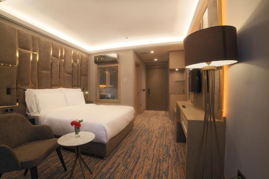 Двухместный (Улучшенный двухместный номер с 1 кроватью или 2 отдельными кроватями, балконом и видом на море) отеля Ottoperla Hotel, Стамбул