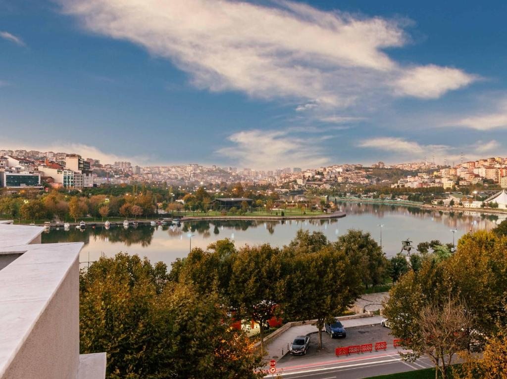 Сьюит (Люкс с террасой) отеля Ramada by Wyndham Istanbul Golden Horn, Стамбул